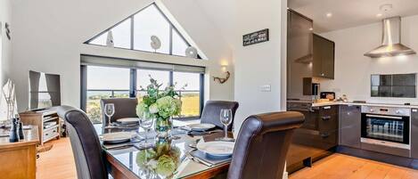 Micro-ondes, four, lave-vaisselle, chaise haute