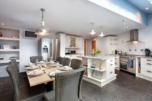 ميكروويف، فرن، غسالة أطباق، كرسي للأطفال