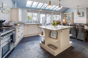 Microonde, forno, lavastoviglie, seggiolone