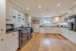 Oven, dishwasher, high chair, cookware/dishes/utensils - 4 Bed in Ellonby (oc-y33284) (Ellonby)