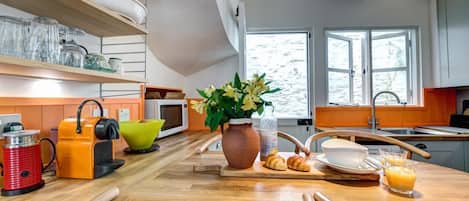 Microwave, oven, dishwasher, cookware/dishes/utensils