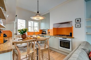 Mikrobølgeovn, ovn, oppvaskmaskin og kjøkkenutstyr