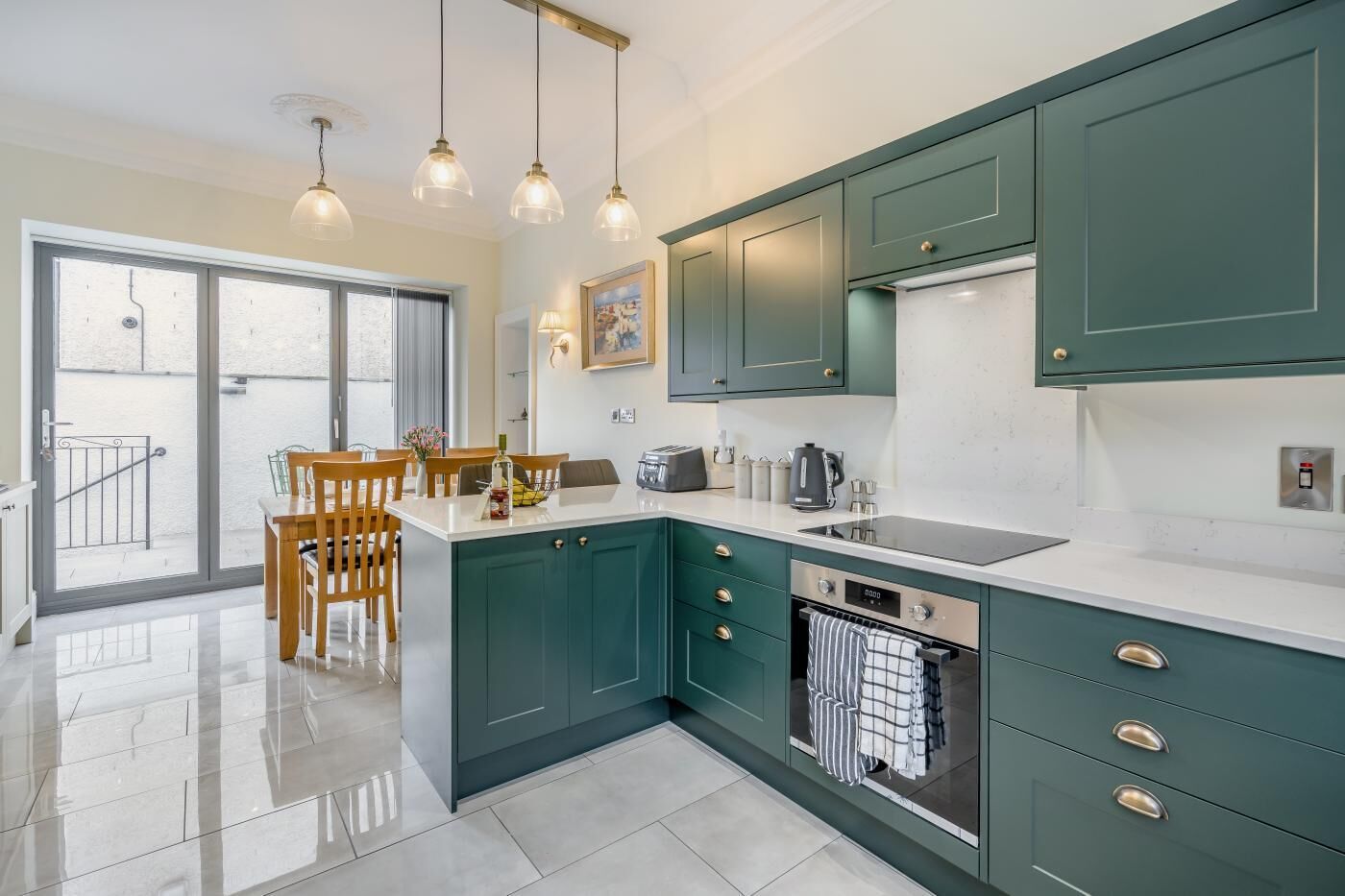 ميكروويف، فرن، غسالة أطباق، كرسي للأطفال