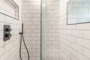 Towels - 3 Bed in Calver (oc-h33087) (Calver)