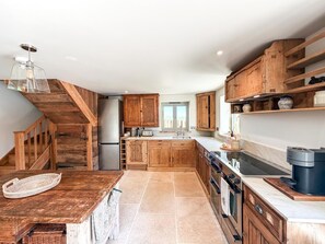 فرن، غسالة أطباق، كرسي للأطفال، مستلزمات طهي/أطباق/أوعية