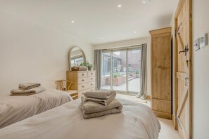 4 habitaciones, tabla de planchar con plancha y cuna de viaje 