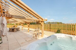 Outdoor dining - 4 Bed in Moccas (oc-r33127) (Moccas)