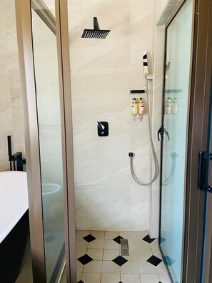 Bathroom - Palm Leaf – Hazeldene, Kwekwe with pool - 2333 (Kwekwe)