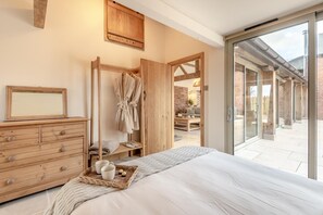 2 bedrooms, iron/ironing board, travel cot, free WiFi - 2 Bed in Moccas (oc-r33125) (Moccas)