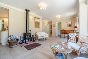 TV, fireplace - 4 Bed in Godalming (oc-b30296) (Brook)