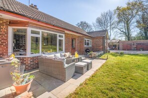 Terrace/patio - 4 Bed in Godalming (oc-b30296) (Brook)