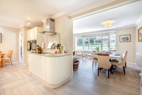 4 Bed in Godalming (oc-b30296)