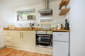 Microwave, oven, cookware/dishes/utensils - 1 Bed in West Runton (oc-1718) (West Runton)