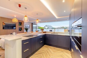 Dishwasher, highchair, cookware/dishes/utensils - 5 Bed in Shanklin (oc-s33401) (Shanklin)