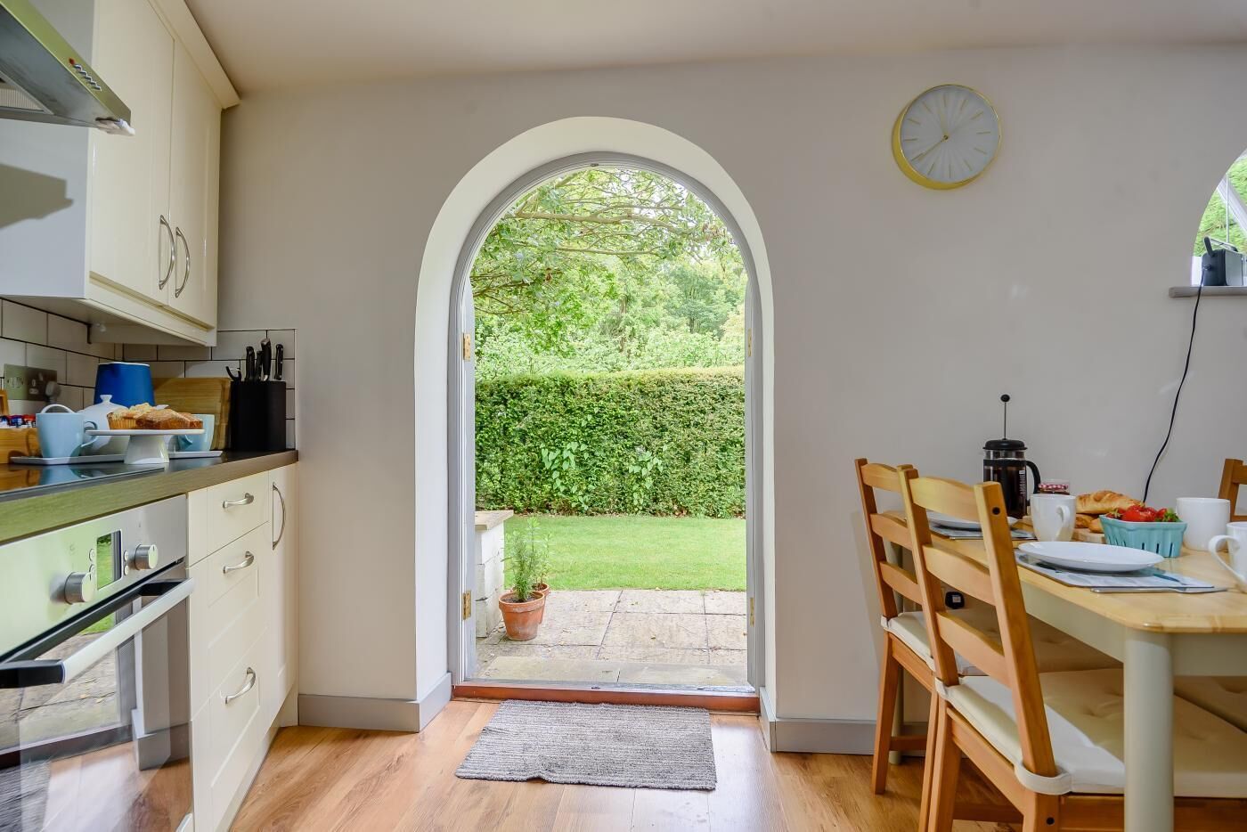 Microondas, horno y utensilios de cocina 