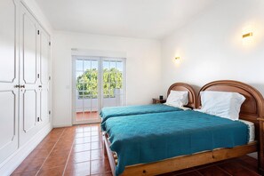 Tabla de planchar con plancha, wifi y ropa de cama 