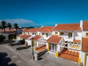 Exterior - Holiday Home 'Burgo D Sancho I 17' with Sea View, Shared Pool & Wi-Fi (Amoreira)