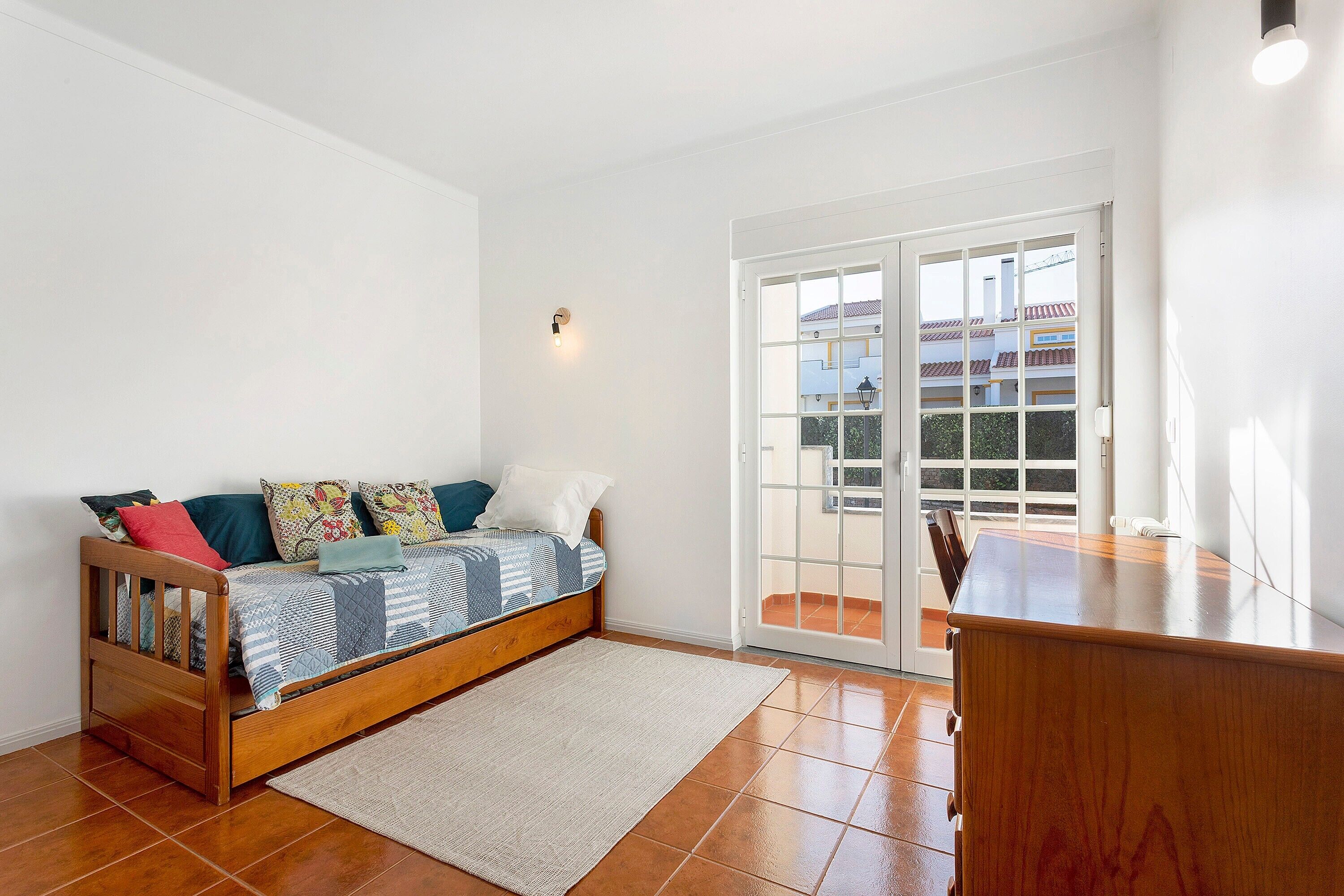 Tabla de planchar con plancha, wifi y ropa de cama 