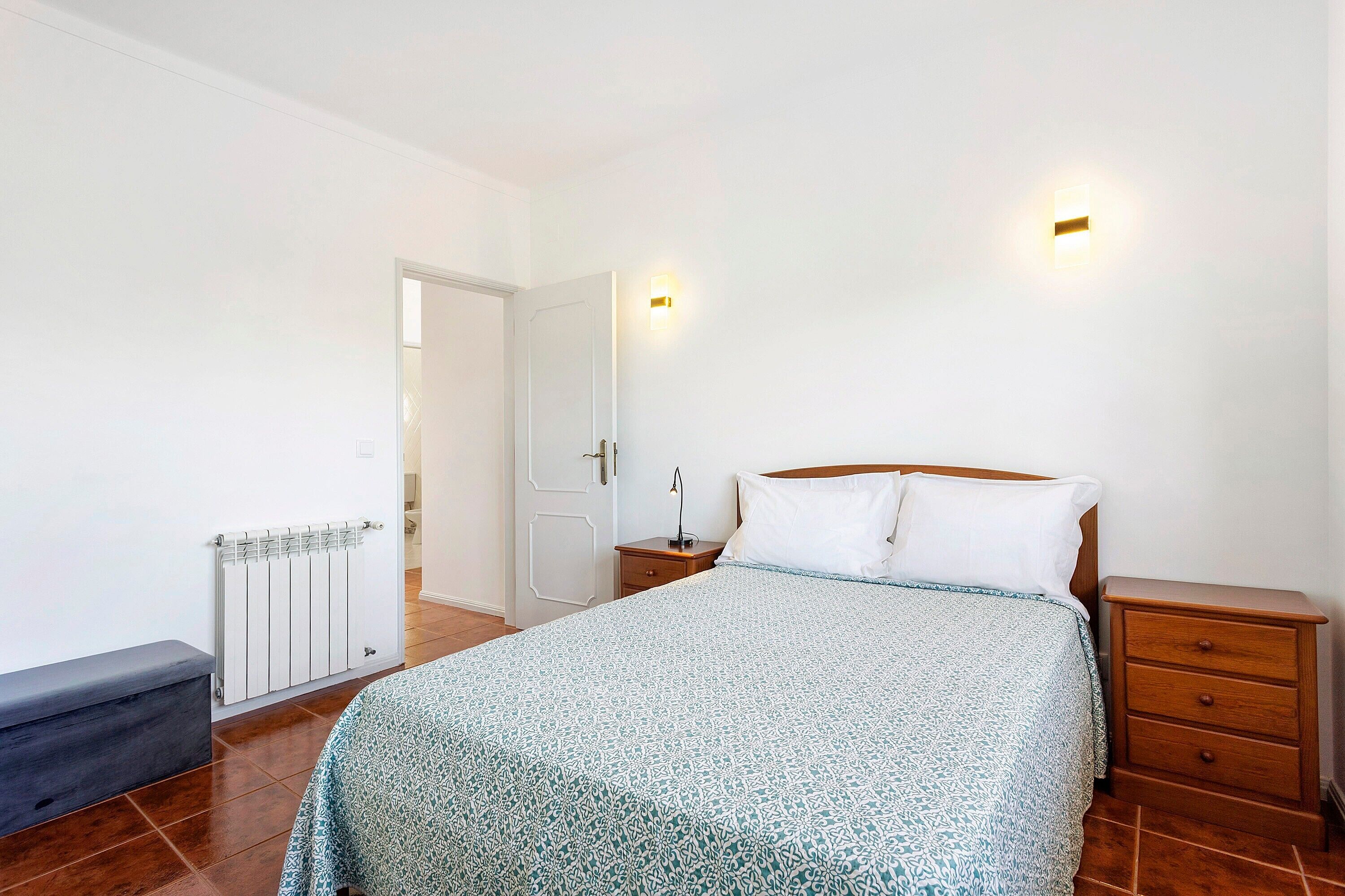 Een strijkplank/strijkijzer, wifi, beddengoed