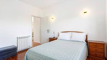 Een strijkplank/strijkijzer, wifi, beddengoed