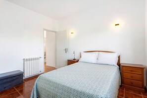 Tabla de planchar con plancha, wifi y ropa de cama 