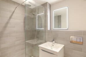 Towels - 3 Bed in Shanklin (oc-w33402) (Shanklin)
