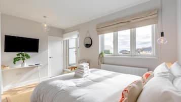 3 bedrooms, travel crib, WiFi (free), bed sheets