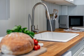 Microwave, oven, dishwasher, cookware/dishes/utensils - 2 Bed in Padstow (oc-p00572) (Padstow)