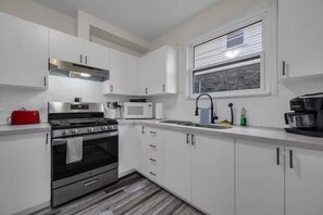 Microwave, oven, stovetop - Furnished 2BR w/Parking – Mid-Term Stay Near Falls (Niagara Falls)