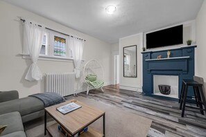TV - Furnished 2BR w/Parking – Mid-Term Stay Near Falls (Niagara Falls)