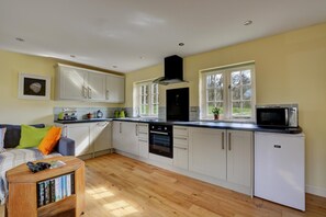 Microwave, oven, dishwasher, cookware/dishes/utensils - 1 Bed in Northrepps (oc-1736) (Northrepps)