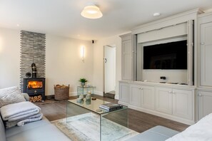 Televisión y chimenea 