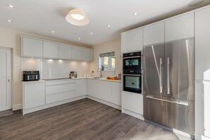 Ofen, Geschirrspüler, Hochstuhl, Kochgeschirr/Geschirr/Besteck