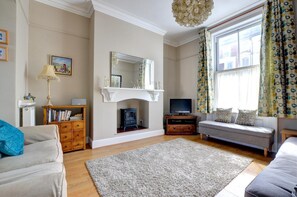 TV - 4 Bed in Whitby (oc-w125) (Whitby)