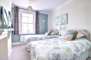 Iron/ironing board, travel cot, free WiFi, bed sheets - 4 Bed in Whitby (oc-w125) (Whitby)