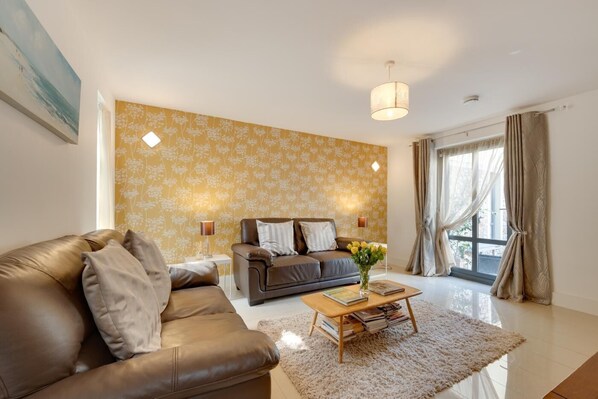 TV - 2 Bed in Torquay (oc-babbme) (Torquay)