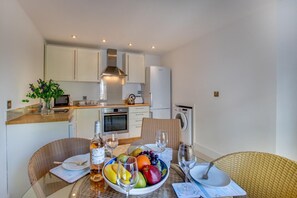 Microwave, oven, dishwasher, high chair - 2 Bed in Torquay (oc-babbme) (Torquay)