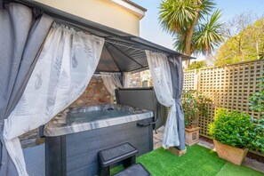Outdoor spa tub - 2 Bed in Torquay (oc-babbme) (Torquay)