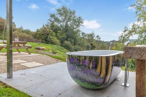 Outdoor spa tub - 2 Bed in Minchinhampton (oc-w33358) (Minchinhampton)