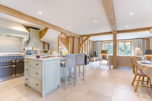 2 Bed in Holmbury St. Mary (oc-l33465)