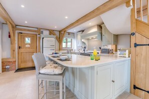 Mikroaaltouuni, uuni, astianpesukone, syöttötuoli