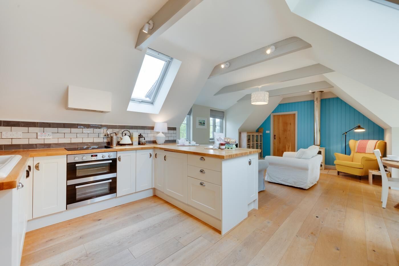 Mikrowelle, Ofen, Geschirrspüler, Hochstuhl