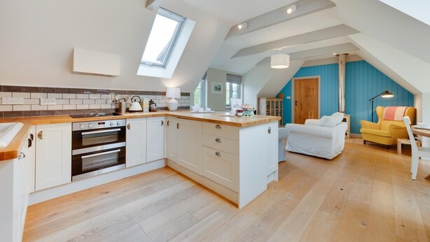 Eine moderne Loft-Wohnung mit Küche, Essbereich und Wohnzimmer.