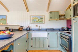 Oven, cookware/dishes/utensils - 1 Bed in Holkham (oc-o33491) (Holkham)