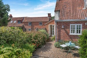 Outdoor dining - 1 Bed in Swanton Novers (oc-1747) (Swanton Novers)