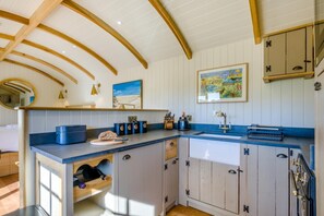 Oven, cookware/dishes/utensils - 1 Bed in Holkham (oc-b33493) (Holkham)