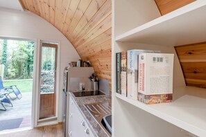 Microwave, cookware/dishes/utensils - 1 Bed in Saleby (oc-t33437) (Saleby)