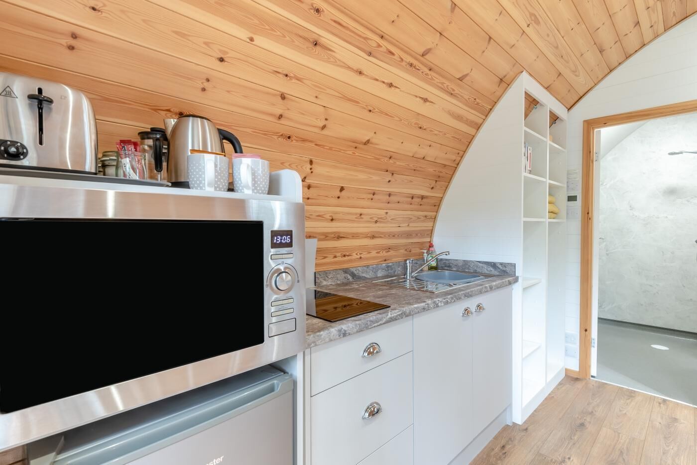 Microwave, cookware/dishes/utensils
