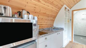 Microwave, cookware/dishes/utensils