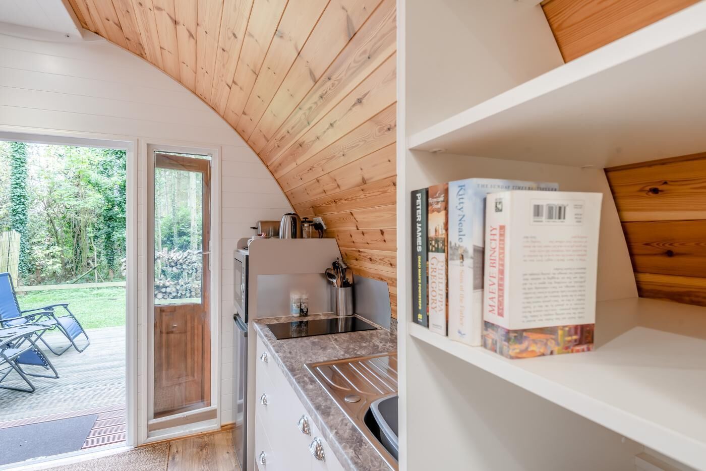 Een microgolfoven, kookgerei, borden en bestek